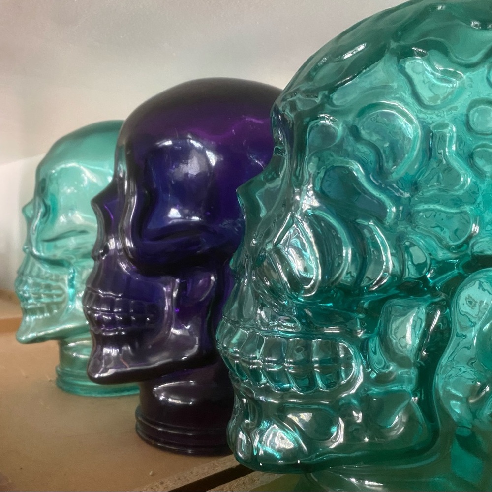 Clear skeleton glass jar head